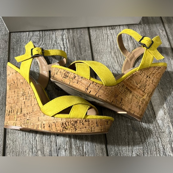 Steve Madden “Beau Yellow” Wedge Cork Suede Sandals - 7 - Picture 6 of 9
